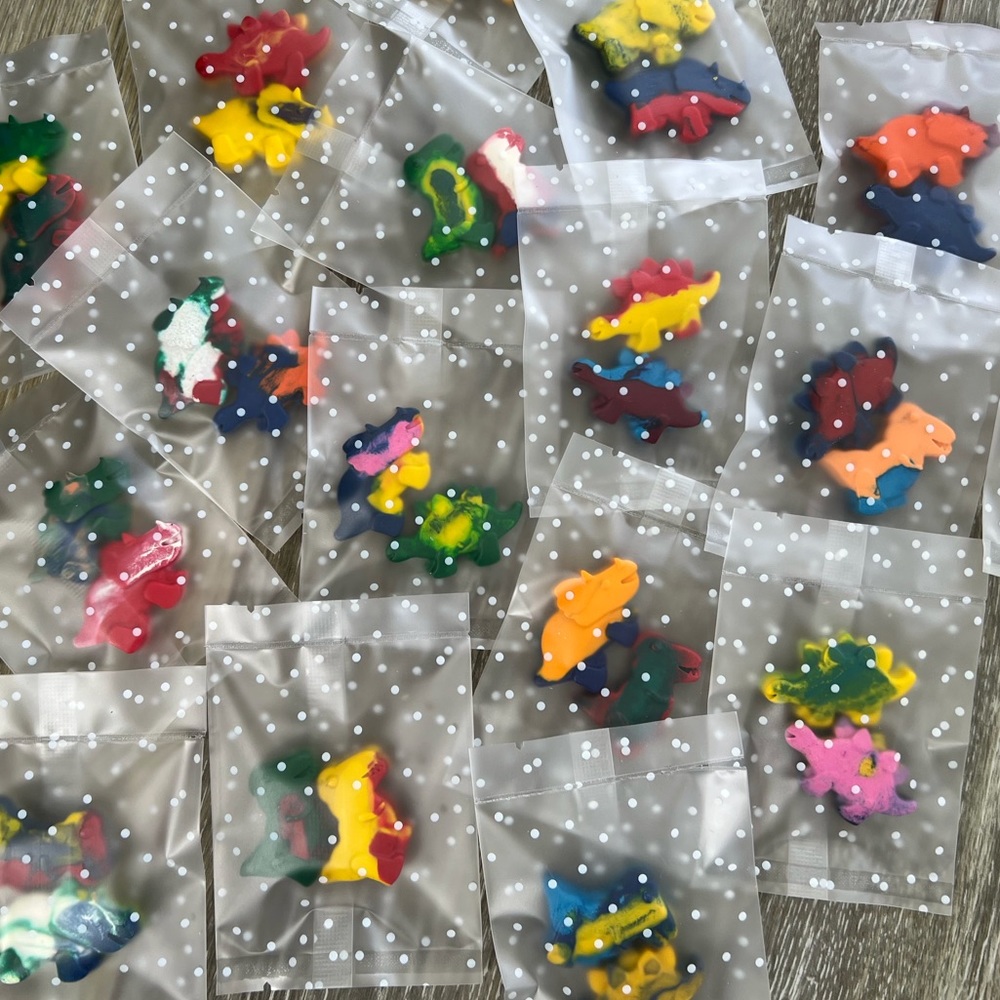20 bags of dinosaurs shaped crayons.